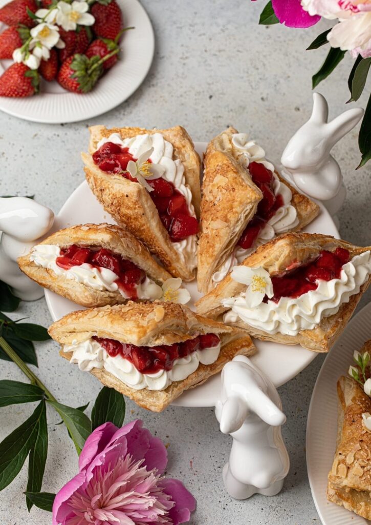 Sloenye-pirozhnye-s-kremom-i-yagodami